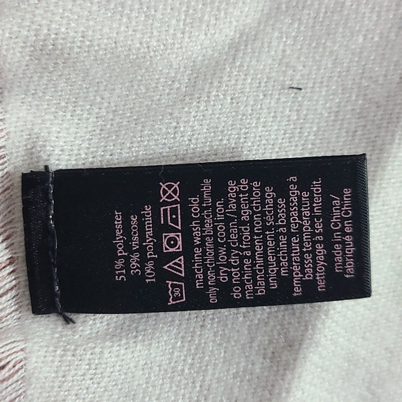 Victoria’s Secret Pink Woven Blanket Scarf - Picture 3 of 4